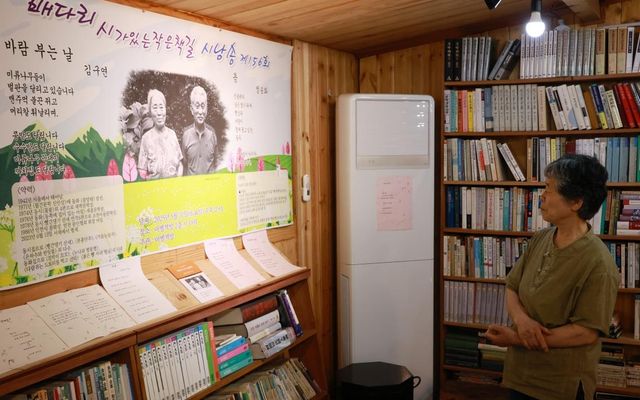 시 낭송회 열리는 아벨전시관