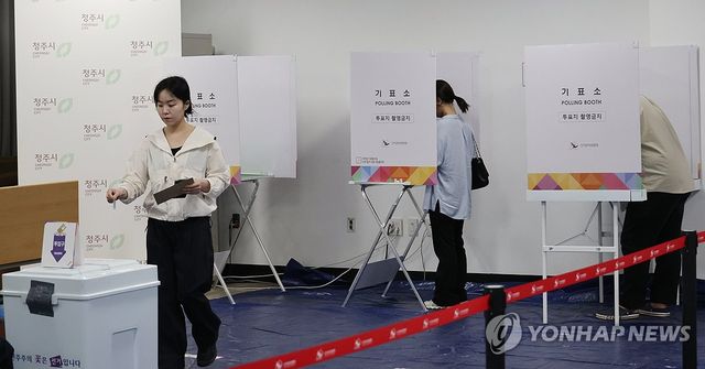 사전투표하는 유권자들