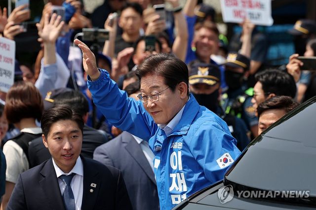 춘천 시민들에게 인사하는 이재명 후보