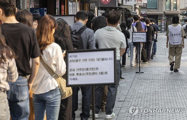 21대 대선 사전투표 이틀째, 아침부터 붐비는 사전투표소