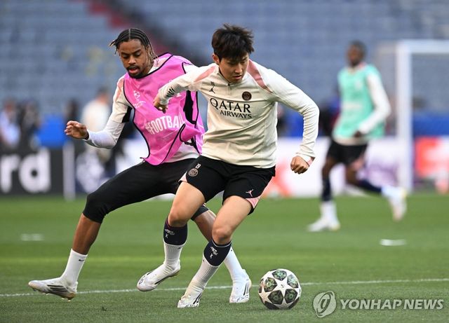UCL 결승을 앞두고 공식 훈련에 나선 PSG 이강인(오른쪽).