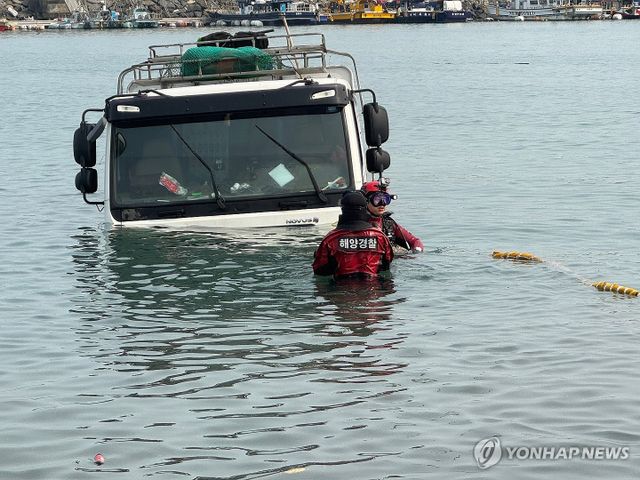 침수 화물차 인양하는 보령해경