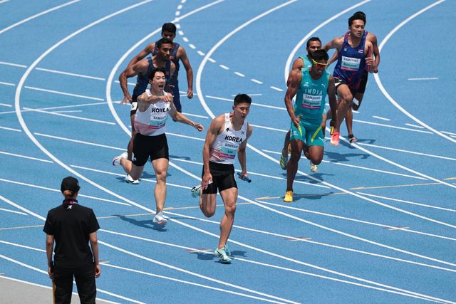 한국 육상 남자 400ｍ 계주팀의 배턴 터치