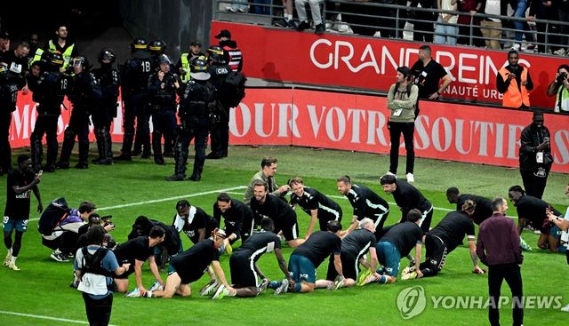프랑스 프로축구 1부 복귀가 확정된 후 세리머니 하는 메스 선수들.