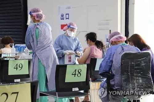 지난 2021년 당시 백신 접종 후 주의사항 듣는 대만 시민