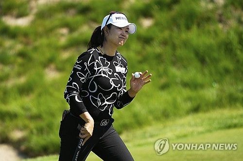 홀아웃하는 김아림.