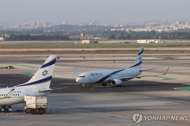 이스라엘 텔아비브 벤구리온 공항의 엘알항공 비행기