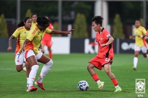 콜롬비아와의 경기에 출전한 박수정(오른쪽)