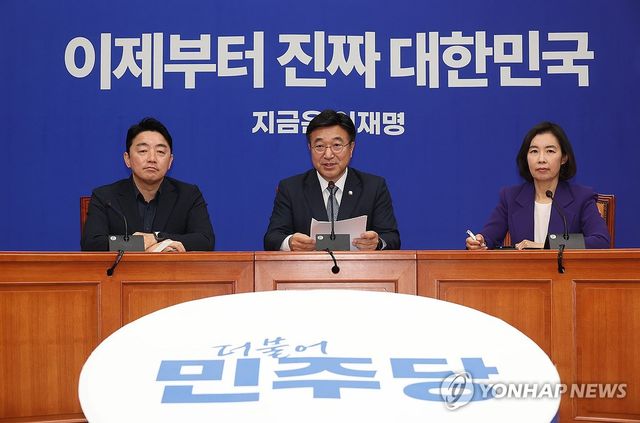 기자간담회 하는 윤호중 총괄선대본부장