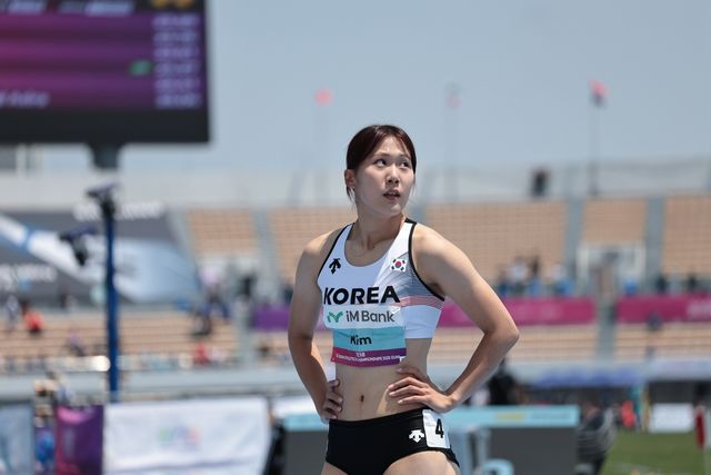 기록 확인하는 김다은