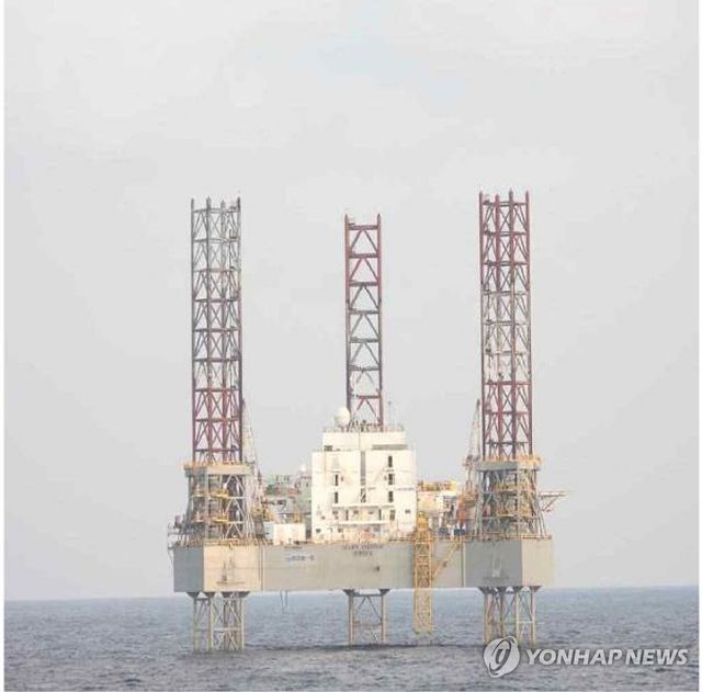 중국이 서해에 설치한 석유시추설비 형태 구조물