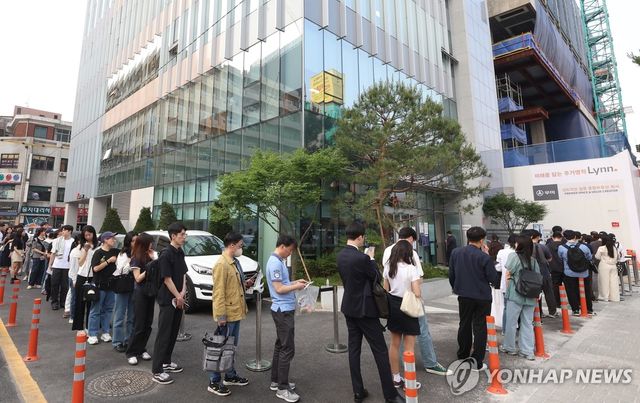 투표 순서 기다리는 유권자들