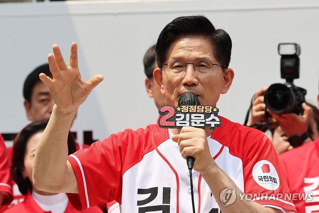 시민들에게 지지 호소하는 김문수 후보