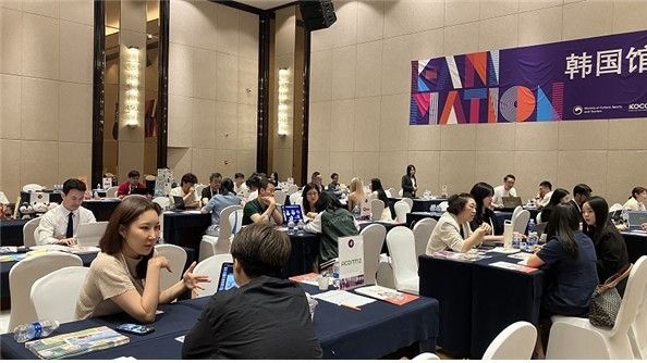 iABC 한국공동관에서 현지 바이어들과 수출상담하는 국내 애니메이션 기업 관계자들