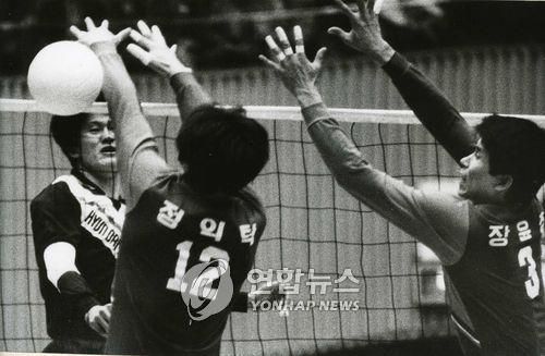 고려증권 선수 시절 블로킹하는 장윤창(오른쪽)