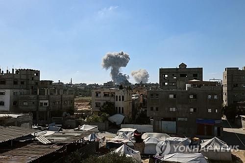 이스라엘군 공습으로 연기 피어오르는 가자지구