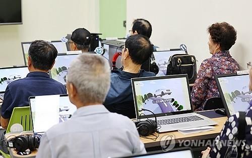 교통안전교육 받는 고령운전자들