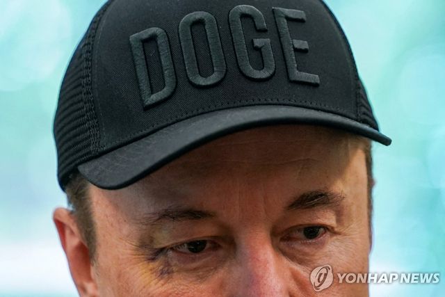 오른쪽 눈가에 멍이 든 채 백악관에 나탄난 일론 머스크