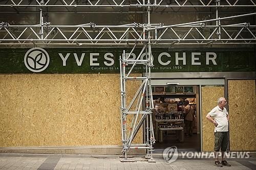 폭력 사태 대비해 방어막 세우는 샹젤리제 거리