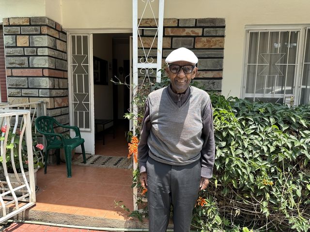 에티오피아 수도 아디스아바바의 자택 앞에 선 스테파노스 한국전 참전용사협회장