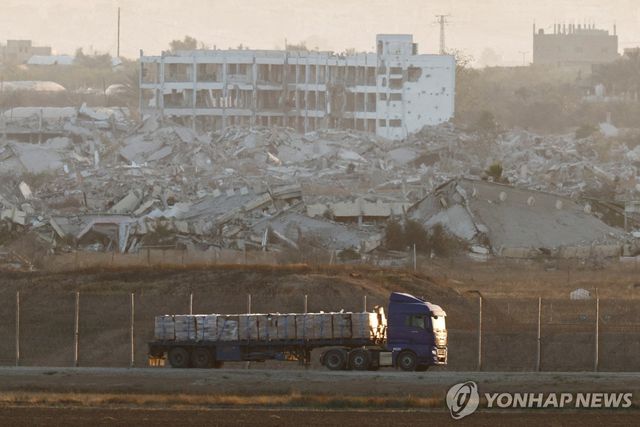 가자 국경 인근 지나가는 구호 트럭