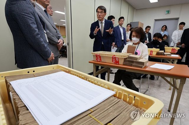 노태악 선관위원장, 회송용 봉투 접수 과정 점검