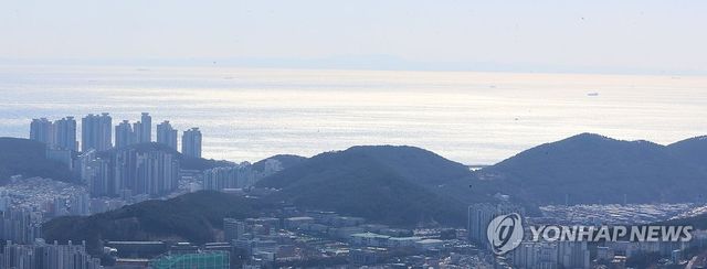 부산 남구 황령산 전망대서 바라본 대마도
