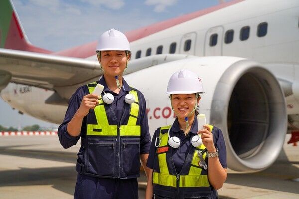 온열질환 예방 용품 지급받은 티웨이항공 작업자들