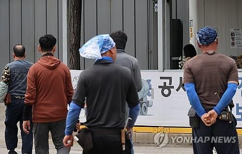 서울의 한 건설현장에서 작업자들이 이동하고 있다.