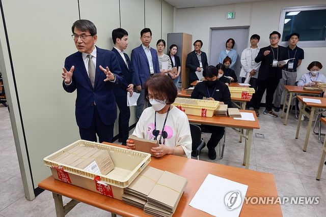 회송용 봉투 접수 과정 살피는 노태악 선관위원장