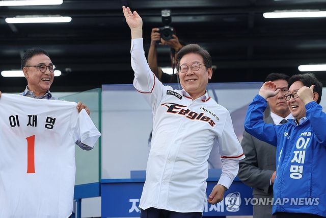 이재명, 송진우의 21번 입고 21대 대선 향해 힘찬 투구