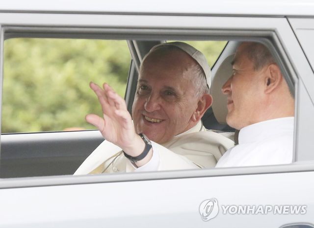 궁정동 대사관 향하는 프란치스코 교황