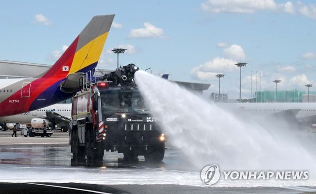 폭염 속 공항 온도 조금이라도 낮춰볼까…살수 작업 진행