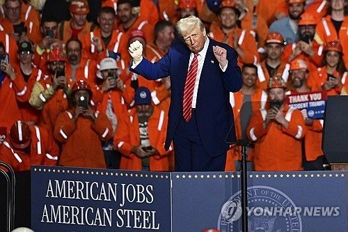 30일(현지시간) 미국 펜실베이니아주 US스틸 공장에서 철강 관세 인상을 발표한 후 춤추고 있는 트럼프 대통령 [AP 연합뉴스. 재판매 및 DB 금지]