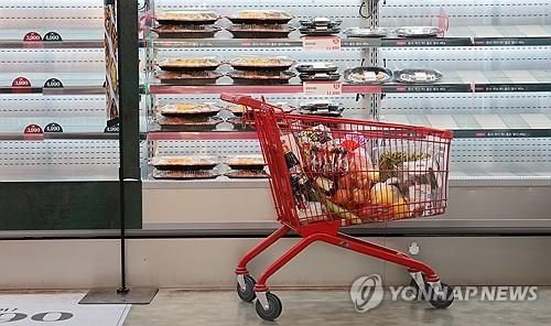 온라인에 밀린 오프라인 유통업계, '선택과 집중' 사활