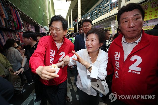 서문시장 방문한 박근혜