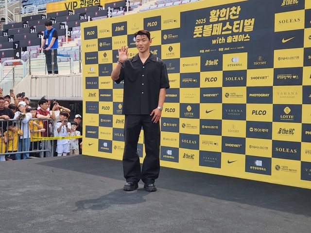 인사하는 황희찬.