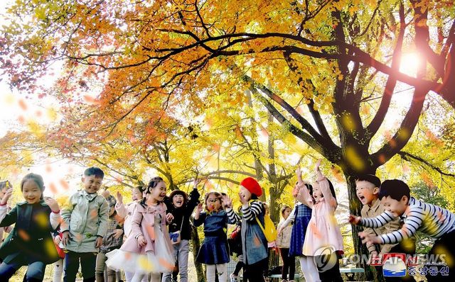 평양 모란봉서 단풍놀이하는 어린이들