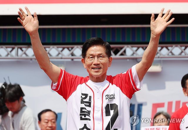 홍천군·횡성군·영월군·평창군 합동유세서 인사하는 김문수 후보