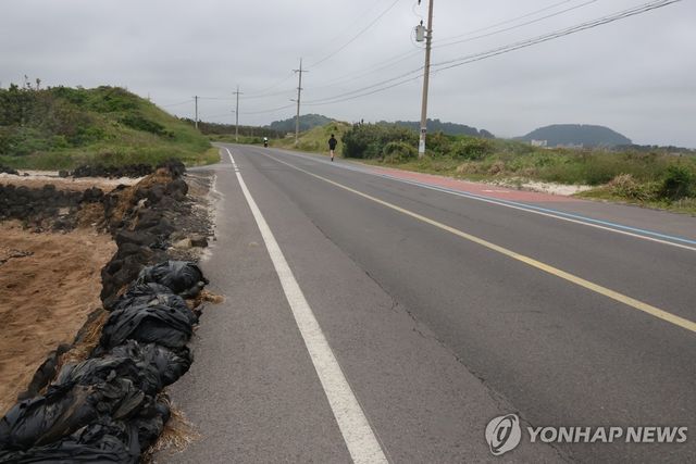 김녕사구를 가로지른 해안도로