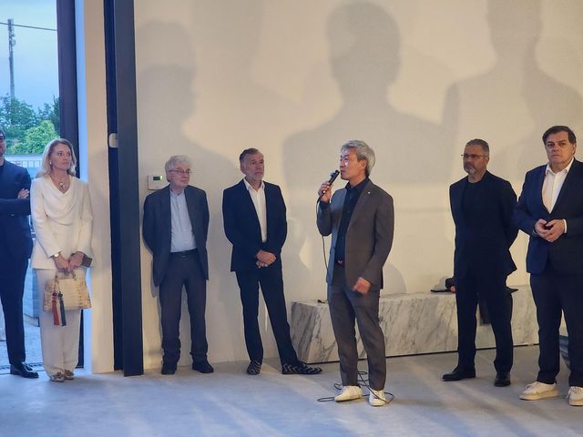 개관식 인사말하는 박은선 조각가