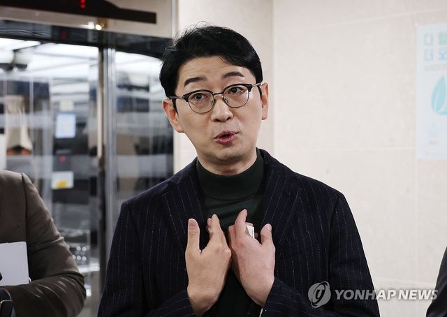 질문에 답변하는 주진우 의원