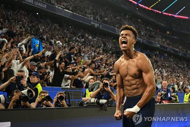 골 넣고 포효하는 두에