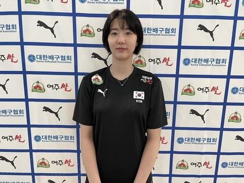 대표팀 출국에 앞서 취재진과 인터뷰하는 강소휘 