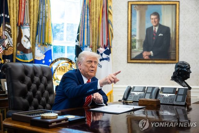 백악관 집무실의 트럼프 대통령