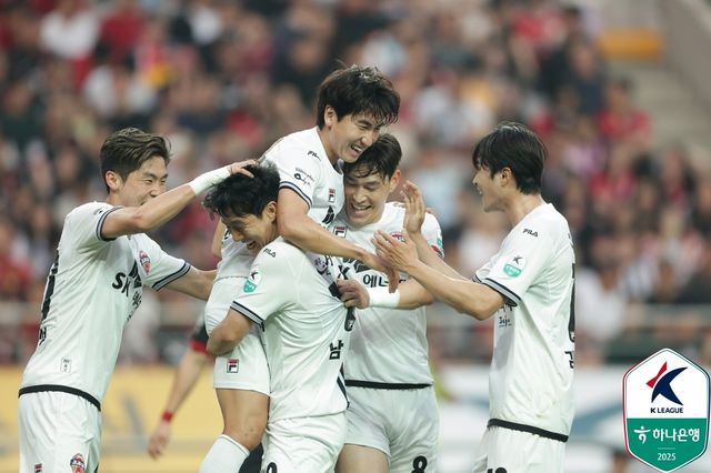 골세리머니를 펼치는 제주SK 선수들