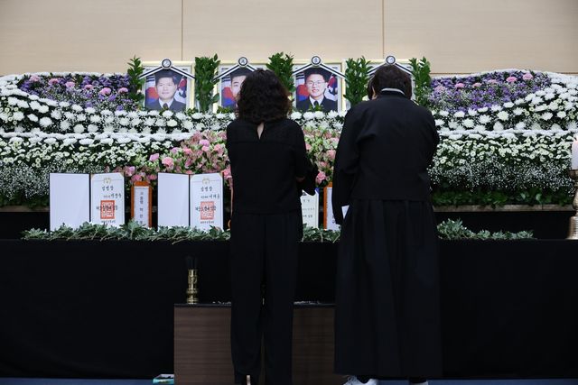 영정사진 앞 유족