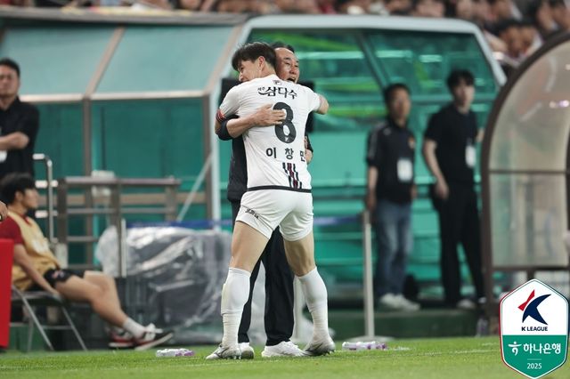 이창민을 안고 웃음을 짓는 제주SK 김학범 감독