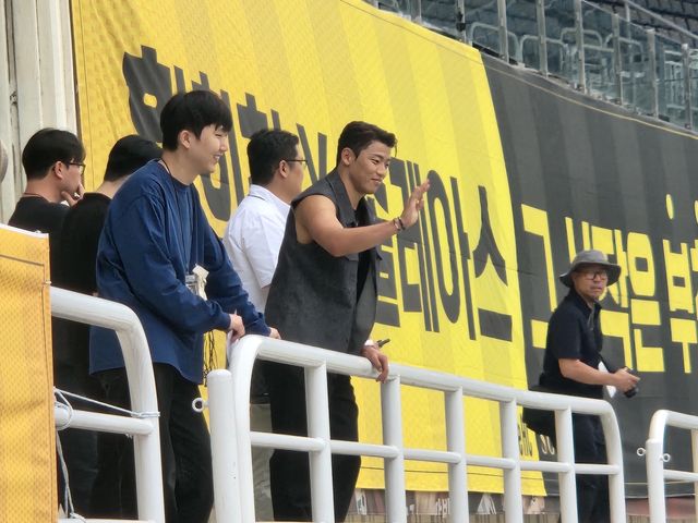 풋볼 페스티벌 참가자들에게 인사하는 황희찬.