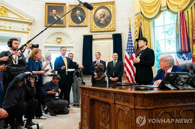 30일 기자회견하는 트럼프 대통령과 일론 머스크
